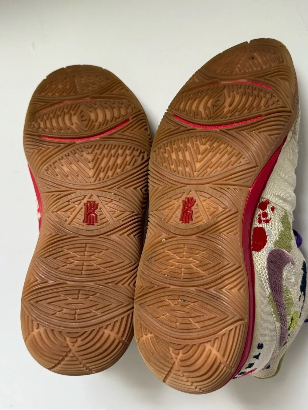 Nike Kyrie 5 x Bandulu Embroidered Splatters | Size 7Y